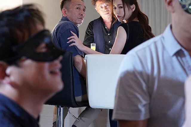 ハプニングバーで群がる男たちに夢中になる人妻…見学約束が破られ輪姦中出しのNTR地獄にハマる！