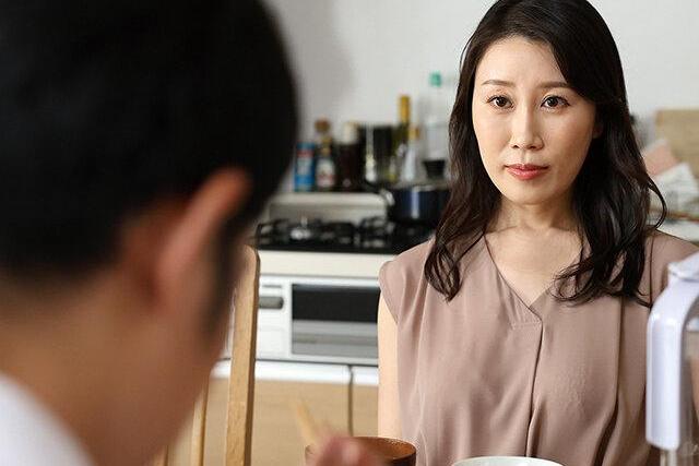 熟母31で息子に抱かれ快楽に溺れる…息子の魔羅が忘れられずお漏らし連発で中出しアクメ！