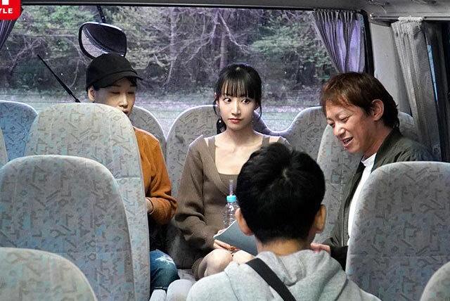 売れたい元アイドルがロケバスで不同意痴漢…大御所の指マンで声を殺しイキ続ける屈辱♡